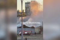 В Волгограде спасатели тушат заброшенные галереи рынка «Рассвет»