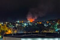В Волгограде спасатели ликвидируют пожар в частном доме на ул. Дальневосточной