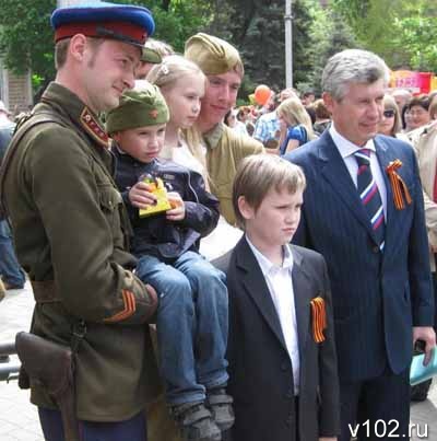 Анатолий Артамонов и губернатор Анатолий Бровко на торжествах 9 мая 2010 года