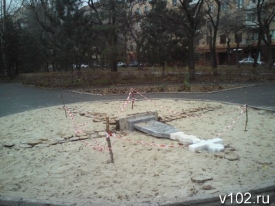 Мраморный крест на месте предполагаемого строительства храма дважды падал. Актов вандализма милицией выявлено не было.