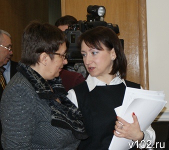 Спикер Волгоградской городской думы Ирина Карева (справа) и депутат Ольга Орлова (слева)