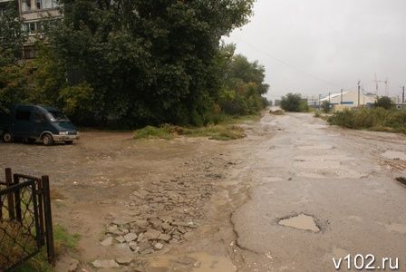 В дождливую погоду от проспекта 30-летия Победы пешком до Ледового дворца лучше не ходить.