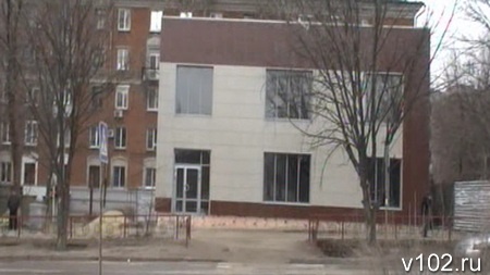 Вот такая двухэтажка-прыщ  выросла среди жилых домов по улице Титова.