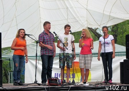Участники фестиваля бардовской песни «Новая лодка»