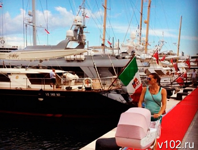 Елена Исинбаева гуляет с дочерью по набережной Монако