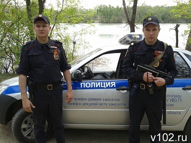 Иван Козловский (слева) и Артем Ласюк спасли тонущего в Волге мужчину