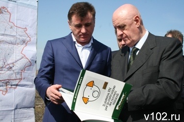 С. Боженов и Ф. Камоирано согласовывают проект строительства свинокомплекса во Фроловском районе