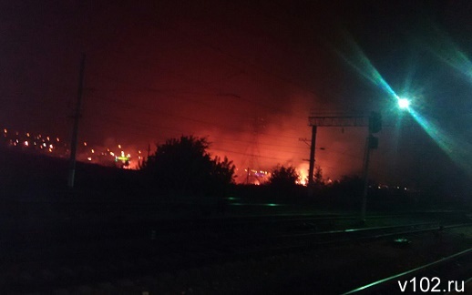 Ночной пожар в камышовых зарослях в Красноармейском районе Волгограда.