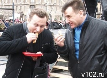 Роман Гребенников и губернатор Боженов кормят друг друга блинами на Масленице. 2013 год.