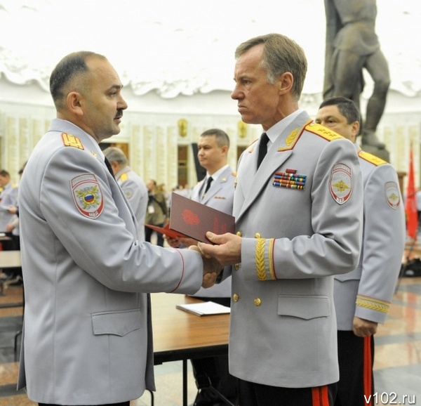 Алексадр Горовой вручает красный диплом Павлу Гищенко
