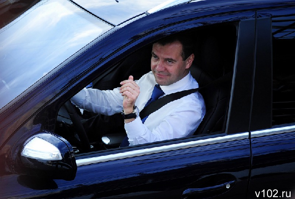 Дмитрий Медведев за рулем Mercedes, июль 2011 года