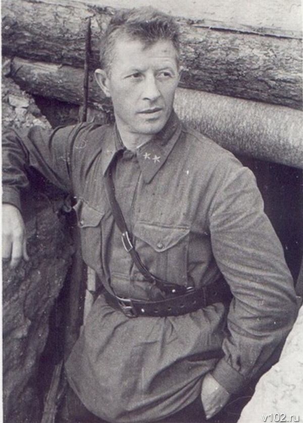 Александр Родимцев у своего штаба в Сталинграде. 1942 год.