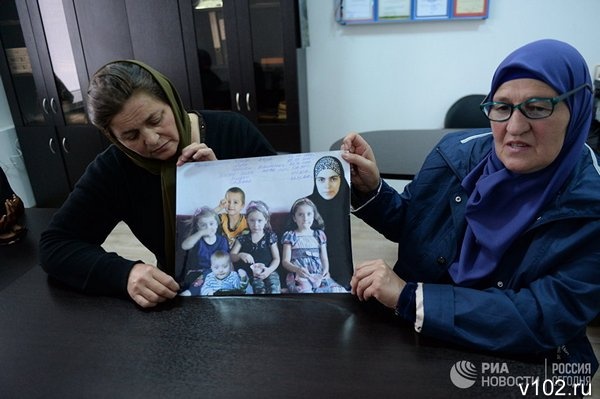 Фатима Атагаева и Петимат Саламова с фотографией дочери и внуков Фатимы Атагаевой