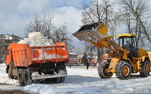В Волгограде почти 90 единиц спецтехники вышло на борьбу со снегом