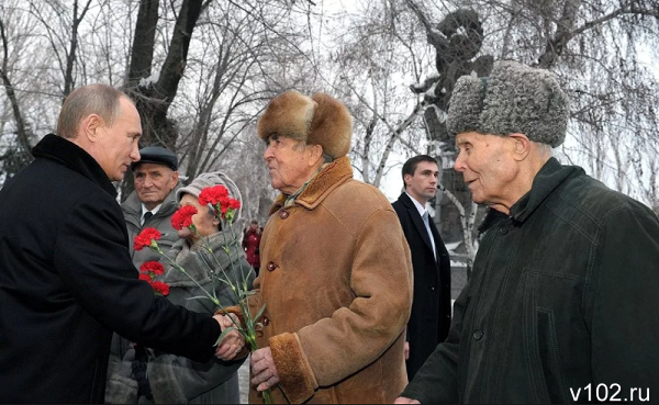 На фото: Владимир Путин с ветеранами на Мамаевом кургане 2 февраля 2013 года