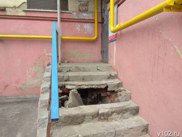 Доска позора: В центре Волгограда обрушилась лестница жилого дома