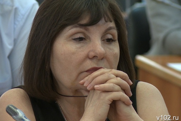 на столе депутата-справоросса Лидии Поповой тоже нет опознавательного знака. Но сестре беглого Олега Михеева явно нет до этого дела.