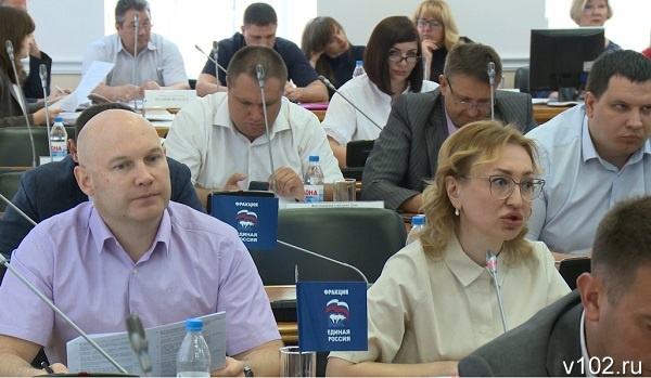 Ирина Карева (справа) - еще не единоросс, но уже и не эсер. Позади нее - коммунисты, «потерявшие» партийную символику