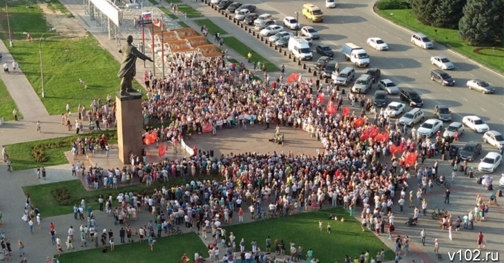 Июль 2018 г. На площади Ленина в Волжском митинг против пенсионной реформы собрал 650 человек.