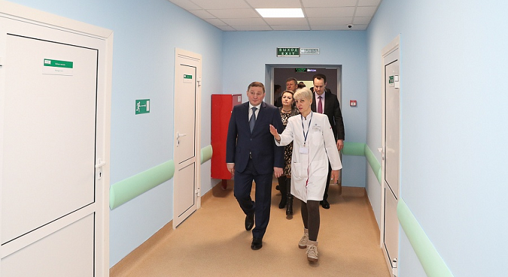 На фото: губернатор Андрей Бочаров и Наталья Ляхова в больнице №25