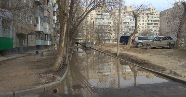 Суперлужа вернулась во двор дома в центре Волгограда