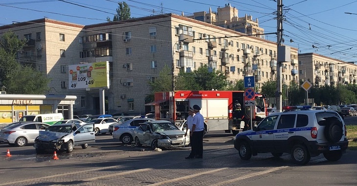 Раненые в волгограде. Высота 102 Волгоград происшествия. Высота 102 Волгоград авария. Волгоград авария на проспекте Ленина.