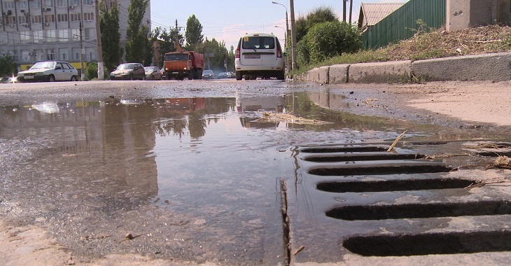 «Ну и вонища!»: в центре Волгограда третью неделю течет канализационная река