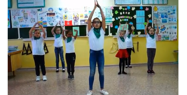 «Не имей проблем с долгами!»: 10-летняя Алена Ершова из Михайловки весело и спортивно учит финграмотности