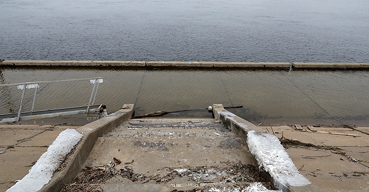 Какая вода в волге волгоград. Набережная Волгоград паводок. Дамба в Волгограде. Бычки водосливной плотины предназначены. Дамба в Волгограде что будет если.