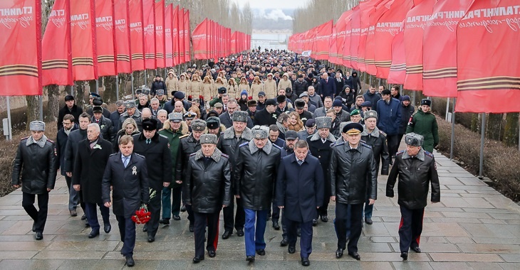 В Волгограде на Мамаевом кургане прошла официальная церемония возложения цветов в память о павших за Сталинград