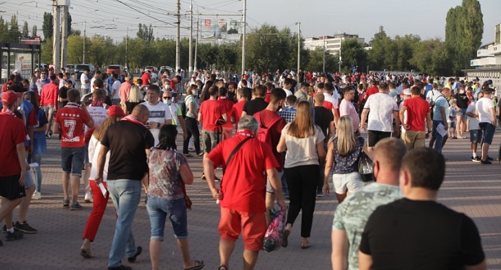 Болельщики волгограда. Фанаты Спартака в Волгограде. Болельщики Спартака в Волгограде. Будни, Волгограда. Фото болельщиков в дырах дорог России.