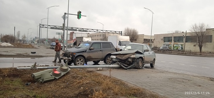 Волжский волгоградская область светофор. Тачки снес. Твердач ГБУ снес машину. Новости Волгограда сегодня высота 102 сегодня Дзержинский район.