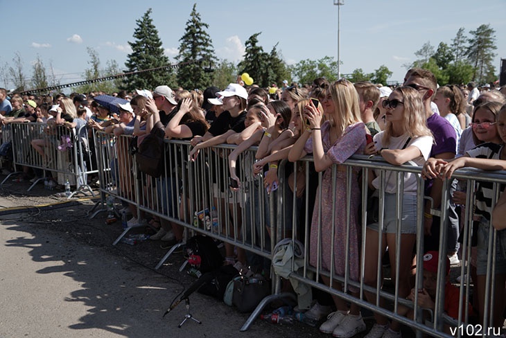 Взрослую толпа молодых. Park Season Fest Волгоград 2022. Фест в Волгограде 2021. Park Season Fest Волгоград 2022 афиша. Толпа молодежью СПБ на районе новый год 2022.