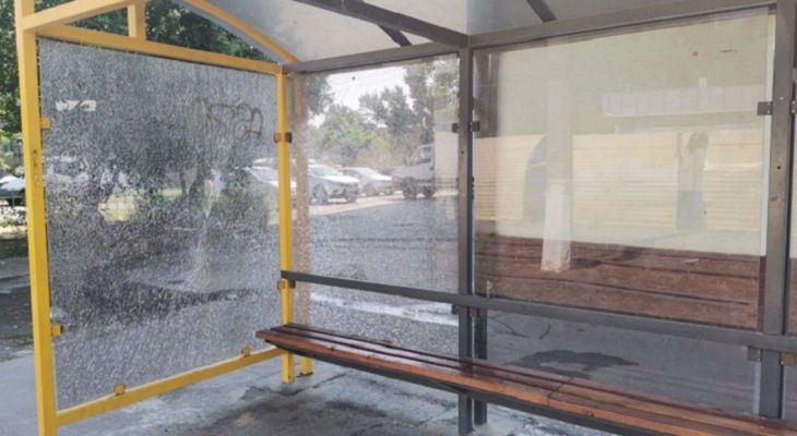 В Волжском подросток на велосипеде въехал в остановку