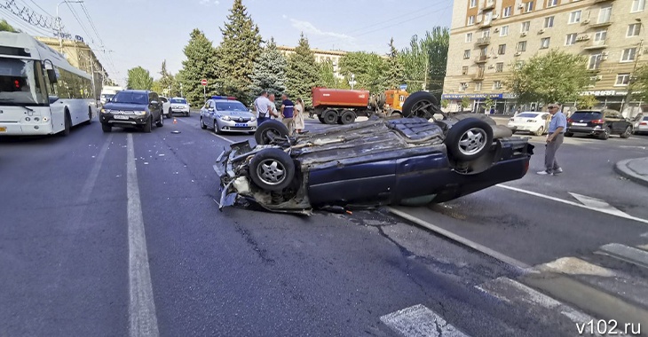 Высота 102 волгоград дтп. В Волгограде перевернулась иномарка. Высота 102 Волгоград происшествия.