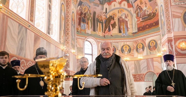 «Это замечательно!»: режиссер Никита Михалков пришел в Александро-Невский собор в Волгограде
