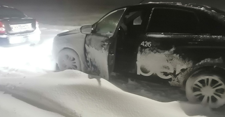 Десятки легковых автомобилей застряли в снежном плену в Волгограде