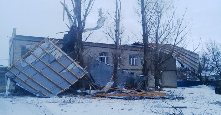 Ураганный ветер сорвал крышу школьного спортзала в селе Волгоградской области