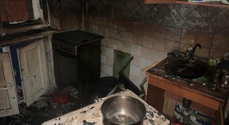 Два человека едва не сгорели в квартире на юге Волгограда