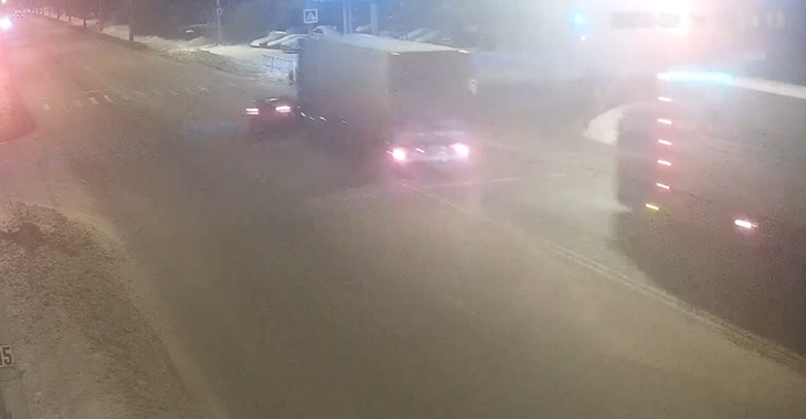 В Волгограде пролетевший на «красный» грузовик покалечил водителя иномарки