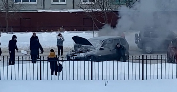 Загоревшийся на дороге автомобиль потушили снегом в Волгоградской области