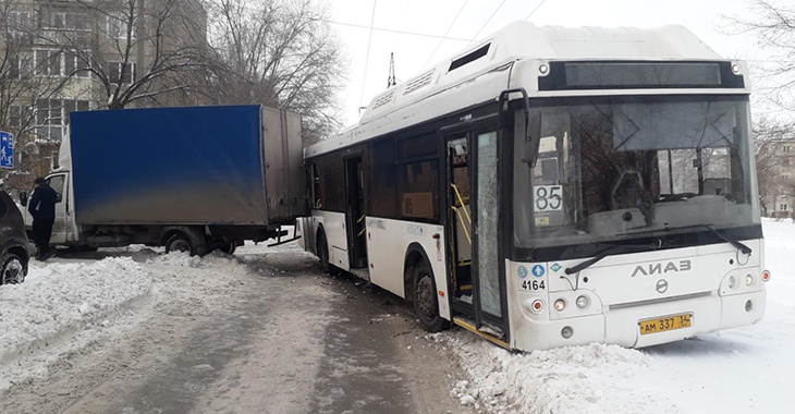 В Волгограде «Газель» вытолкнула автобус с пассажирами в сугроб
