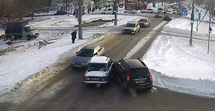 Жилгородок в Волгограде сковали пробки из-за череды несуразных ДТП (ВИДЕО)