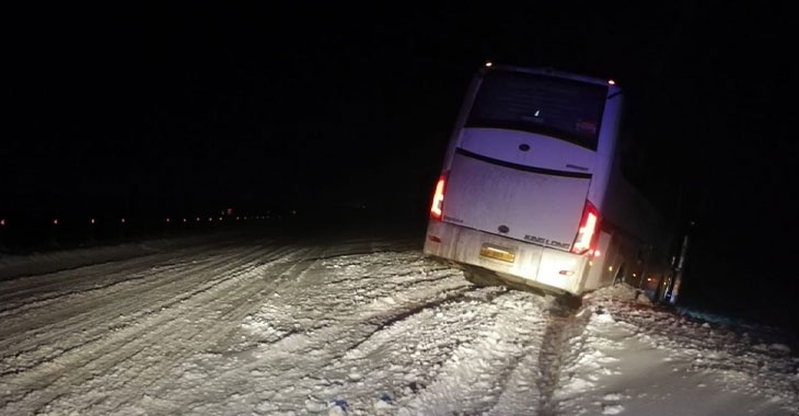 Автобус из Астрахани пробил колесо на снежной трассе под Волгоградом