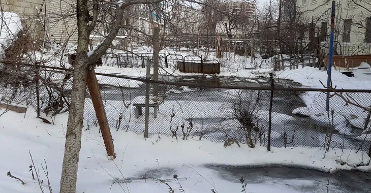 «Ледовое побоище»: вода из лопнувшей трубы превратила в озеро двор в Волгограде