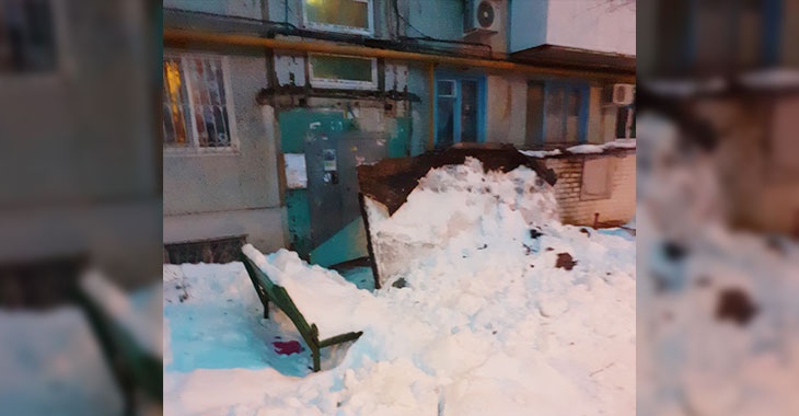 Бетонный козырек рухнул у подъезда пятиэтажки в Волгограде