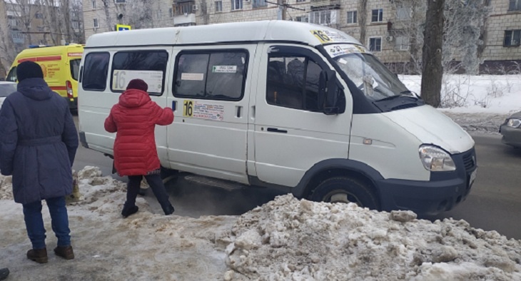 «Мы не хотим работать под черным флагом»: чиновники Волжского отправляют маршрутки в нелегальные рейсы