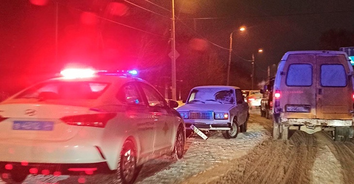 В Волгограде мужчину на переходе сбили две машины