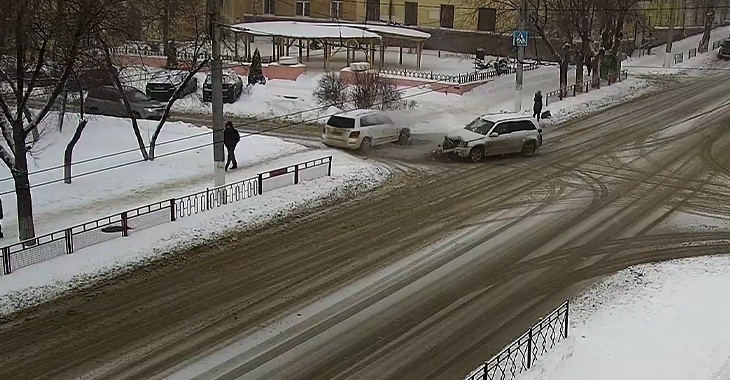 Эпичное столкновение трех внедорожников в Волгограде попало на видео