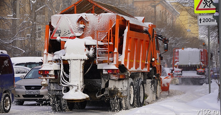 Снегоуборочные машины разъехались с магистралей Волгограда по кварталам